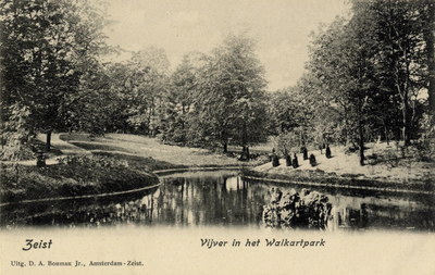 16217 Gezicht in het Walkartpark met vijver en gemengde bomen en struiken te Zeist uit het zuidwesten.
